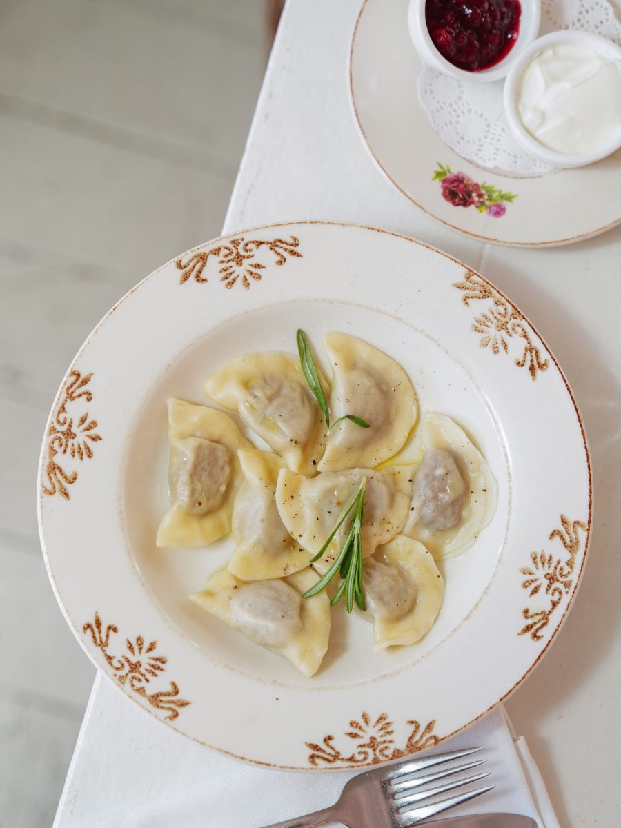 Domowe pierogi na talerzu