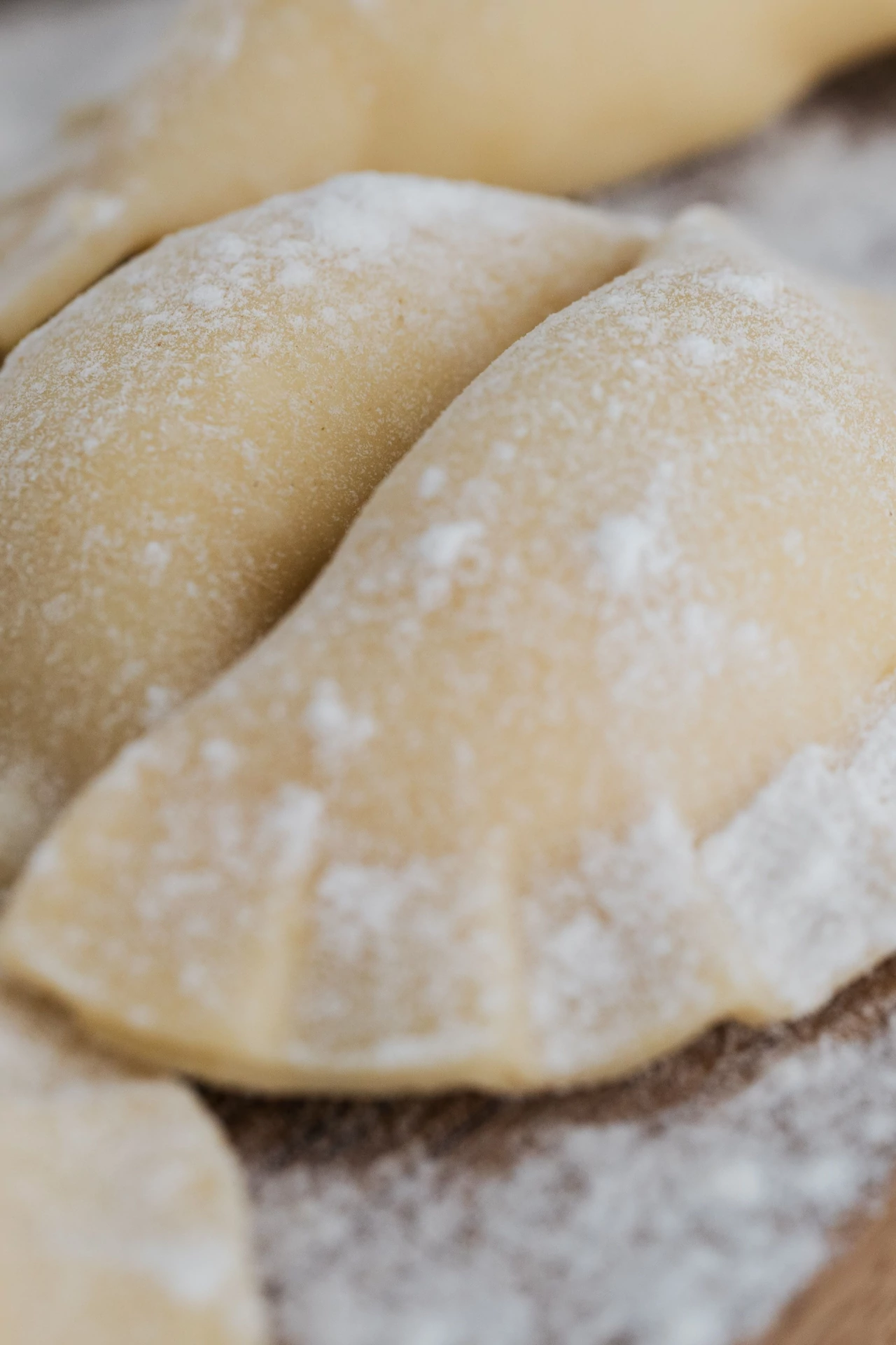 Widok na pierogi w trakcie lepienia