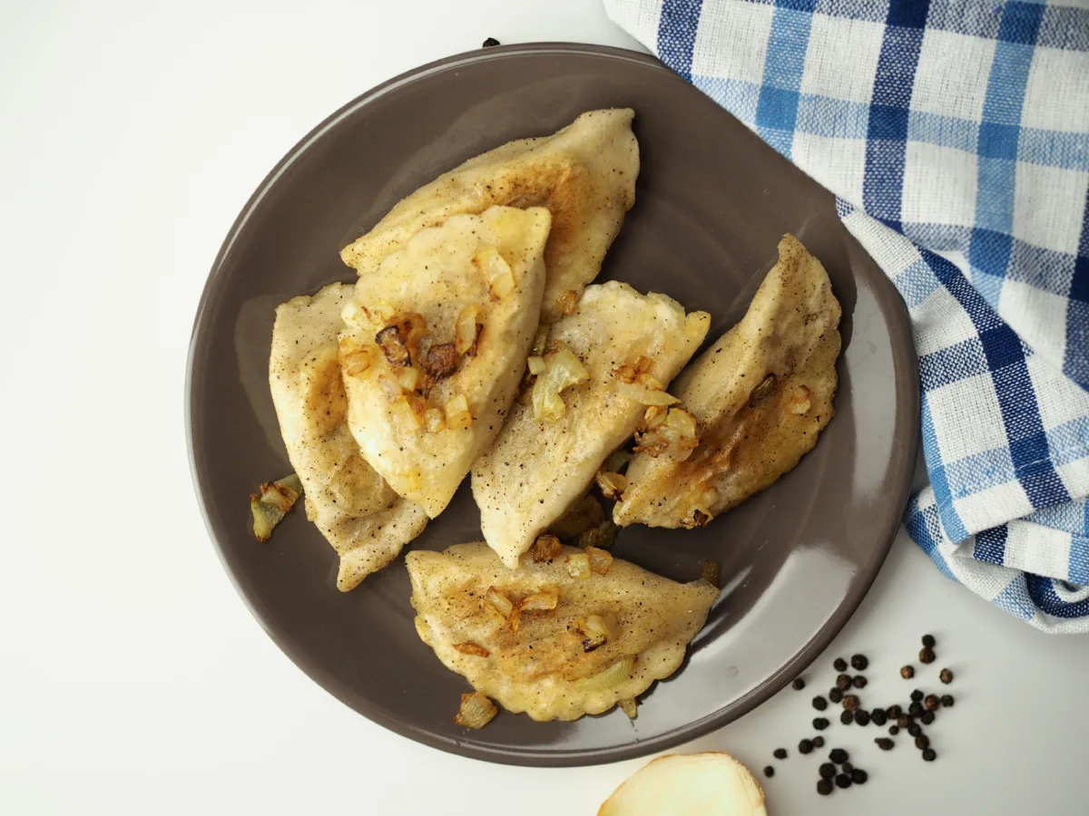 Domowe pierogi na obiad w restauracji