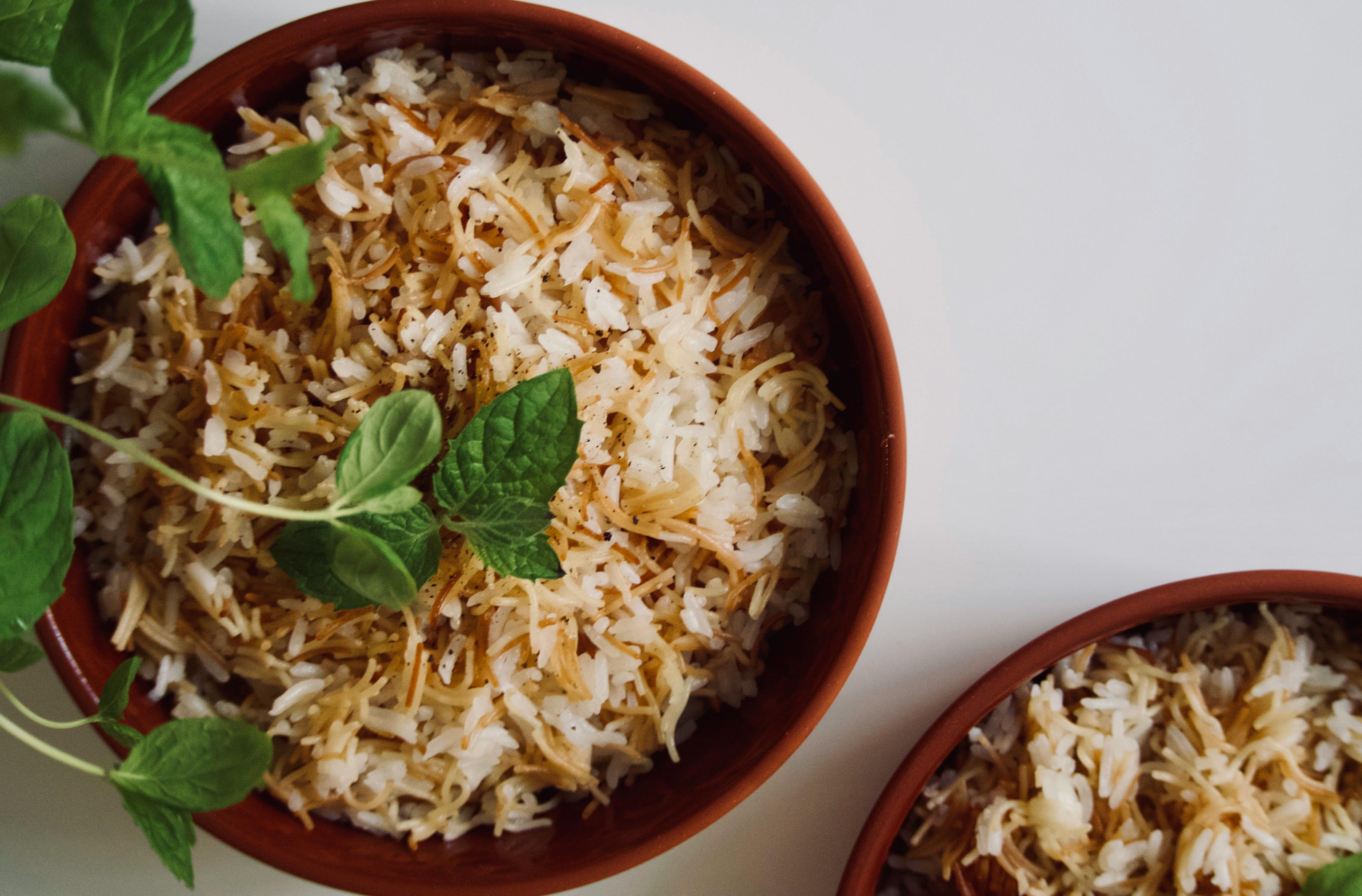 Miska ryżu z prażonym makaronem i świeżą miętą na wierzchu