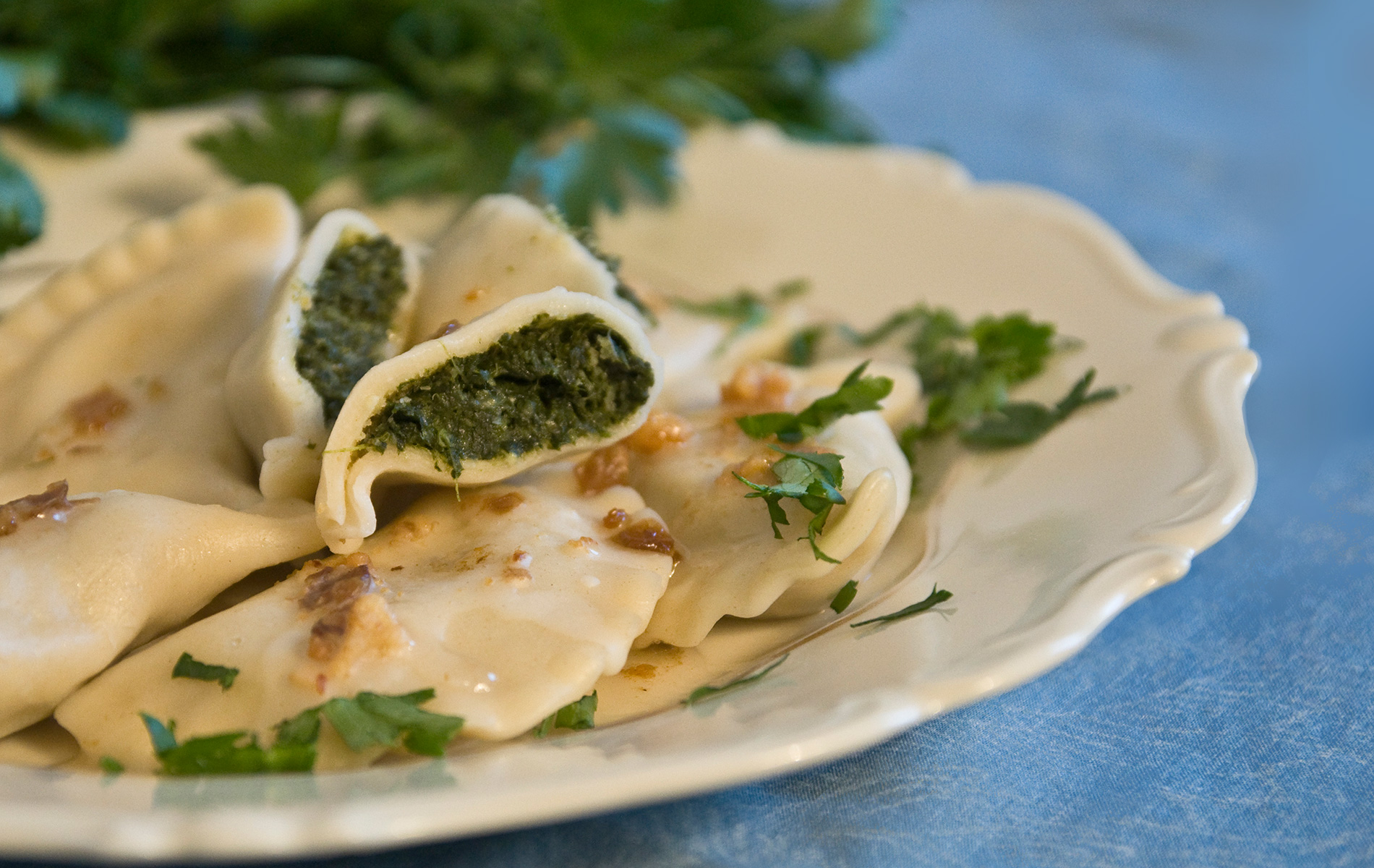 Domowe pierogi na talerzu